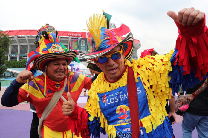 Aficionados de Colombia posan este miércoles a las afueras del estadio Ciudad de México a un día de la inauguración del Mundial de la FIFA 2026 entre las selecciones de México y Sudáfrica. EFE/Mario Guzmán
