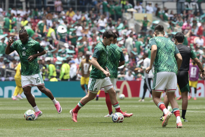 Jugadores de México participan en un calentamiento este jueves, previo a un partido del grupo A del Mundial de la FIFA 2026 entre México y Sudáfrica en el estadio Ciudad de México (México). EFE/ José Méndez
