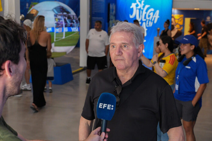 Jorge Burruchaga, campeón del mundo con Argentina en 1986, habla durante una entrevista con EFE este martes, en Miami (Estados Unidos). EFE/ Alberto Boal

