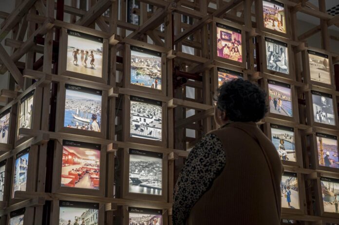 Fotografía cedida por Domestic Data Streamers que presenta 'Memorias Sintéticas Valparaíso', una instalación de arte interactivo que forma parte del proyecto 'Memorias Sintéticas', una plataforma que utiliza inteligencia artificial para reconstruir visualmente recuerdos perdidos o no documentados mediante entrevistas y algoritmos generativos. EFE/ Domestic Data Streamers /SOLO USO EDITORIAL /NO VENTAS /SOLO DISPONIBLE PARA ILUSTRAR LA NOTICIA QUE ACOMPAÑA /CRÉDITO OBLIGATORIO
