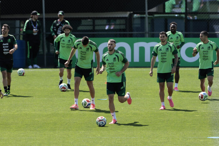 El delantero de México Santiago Giménez durante el entrenamiento efectuado este sábado en el Centro de Alto Rendimiento (CAR) de la Federación Mexicana de Fútbol, ubicado al sur de la Ciudad de México. EFE/José Méndez
