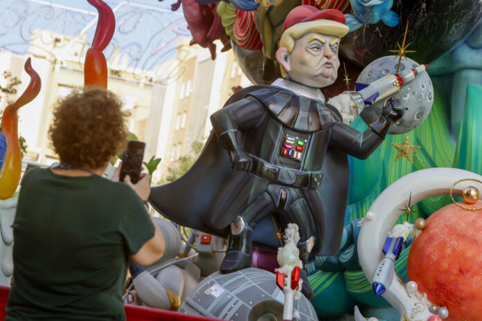 Donald Trump como Darth Vader, en la hoguera La Cerámica. Trump, en distintas poses de emperador del mundo, es uno de los personajes políticos que más se repite y que más sonrisas despierta en los miles de visitantes que recorren estos días la ciudad de Alicante para ver los ninots de las fiestas de las Hogueras de San Juan. EFE/ Morell
