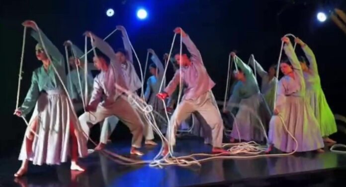 Captura de un video de la obra de danza contemporánea 'Andes', homenaje a Enrique Males, considerado como uno de los grandes referentes de la música ancestral y tradicional de Ecuador. EFE

