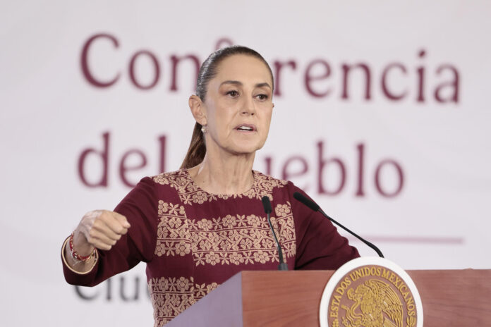 La presidenta de México, Claudia Sheinbaum, habla durante una rueda de prensa este viernes, en el Palacio Nacional de Ciudad de México (México). EFE/José Méndez
