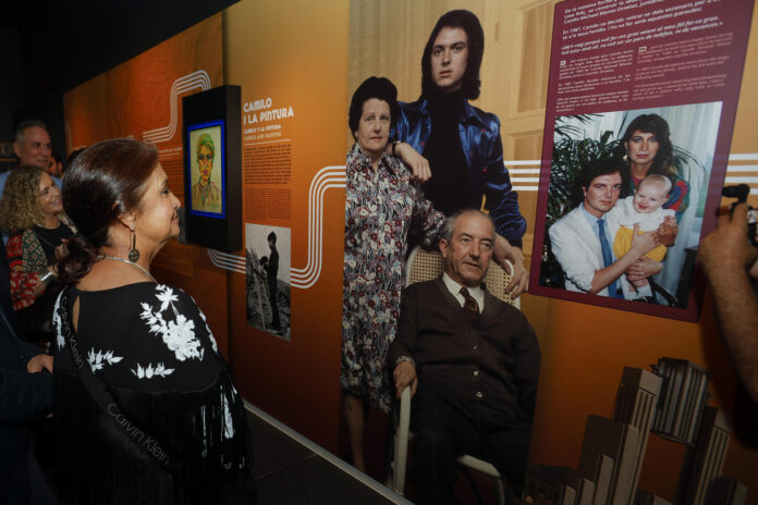La madre del hijo de Camilo Sesto, Lourdes Arnelas, recorre el Museo Camilo Sesto de Alcoy (Alicante), que hace un repaso por la vida personal y profesional del artista a través de 2.000 piezas, que se ha inaugurado este jueves y presentado ante los periodistas y un grupo de fans del cantante. EFE/Morell
