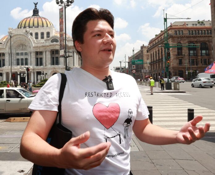 Kevin Calderón habla durante una entrevista con EFE este jueves, en Ciudad de México (México). EFE/ Mario Guzmán
