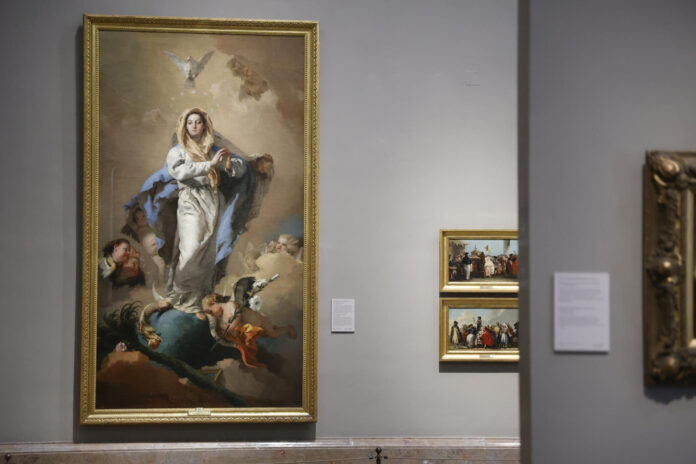 La Inmaculada Concepción, quien en el cuadro de Giambattista Tiepolo (1696-1770) aparece sobre la bola del mundo y pisando a una serpiente de rostro aterrador, representación del mal. EFE/ Maria Aguilella Pardo
