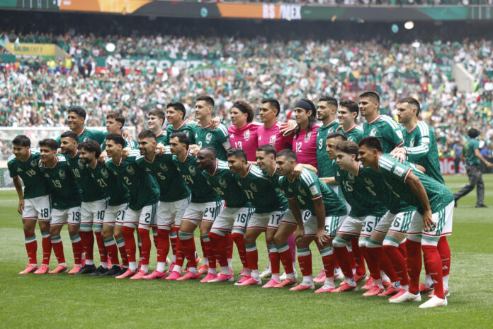 Jugadores de México forman este jueves, durante un partido del grupo A del Mundial de la FIFA 2026 entre México y Sudáfrica en el estadio Azteca de Ciudad de México (México). EFE/ Sashenka Gutiérrez
