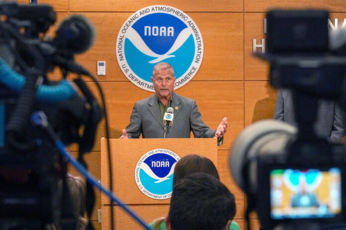 El director de Gestión de Emergencias del Condado de Miami-Dade, Pete Gómez, habla durante una conferencia de prensa este lunes en el Centro Nacional de Huracanes y Servicio Meteorológico Nacional en Miami, Florida (EE.UU.). EFE/Alberto Boal
