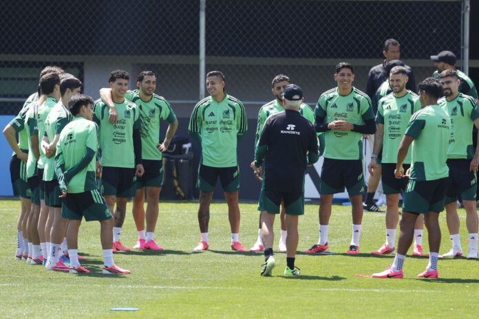 El entrenador de la selección mexicana de fútbol, Javier Aguirre (c, de espaldas), da instrucciones a sus jugadores durante el entrenamiento celebrado este lunes en Guadalajara previo al partido ante la selección de Corea. EFE/Sashenka Gutiérrez
