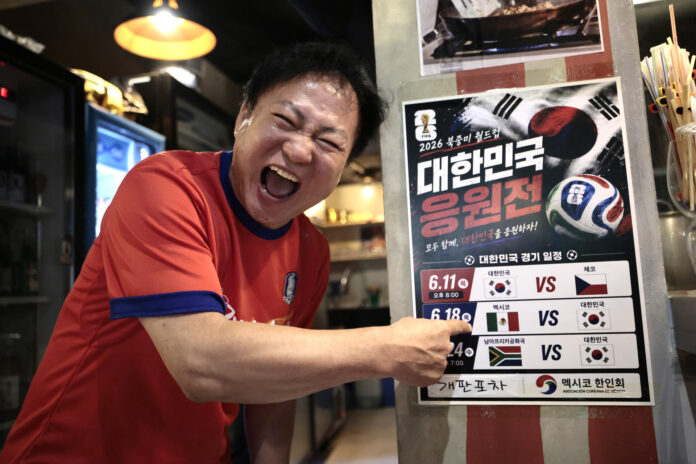Kai Jung, propietario de un restaurante coreano posa durante una entrevista con EFE este jueves, en Ciudad de México (México). EFE/José Méndez
