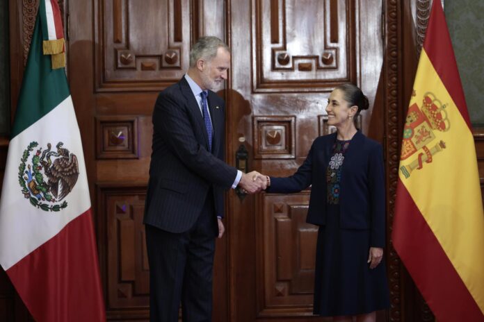 La presidenta de México, Claudia Sheinbaum (d), saluda al rey Felipe VI de España este jueves, en un acto para fortalecer las relaciones entre ambos países, en el Palacio Nacional en la Ciudad de México (México). EFE/ José Méndez
