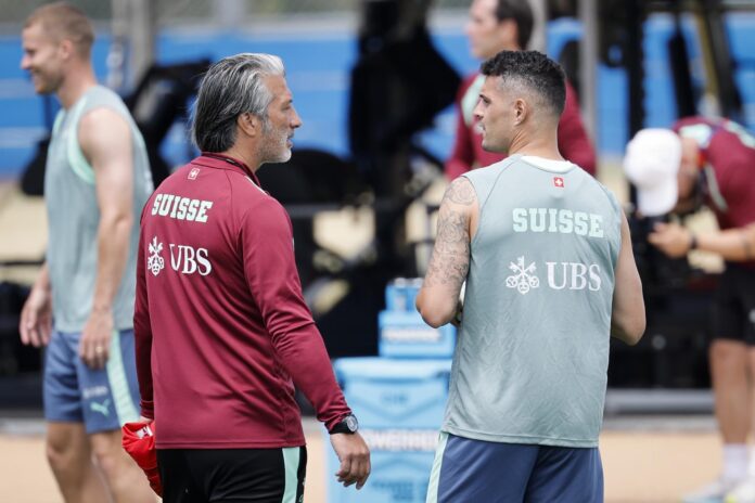 El seleccionador de Suiza, Murat Yakin (i), habla con el capitán de su equipo Granit Xhaka durante una práctica en San Diego. EFE/EPA/PETER KLAUNZER EDITORIAL USE ONLY
