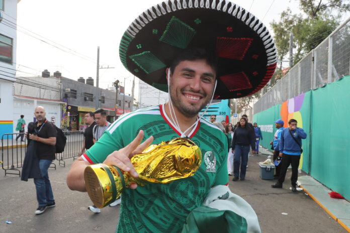 Un aficionado de México posa este jueves, en las inmediaciones del estadio Ciudad de México (México). EFE/ Mario Guzmán
