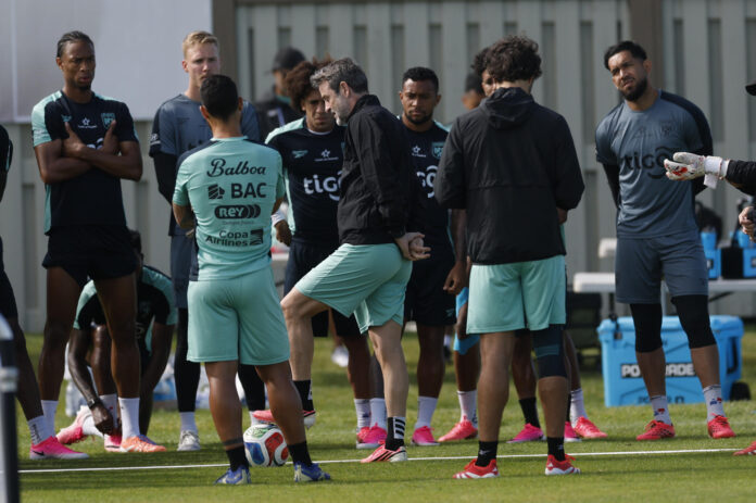 El seleccionador de Panamá, Thomas Christiansen (c), dirige un entrenamiento en el complejo deportivo de Nottawasaga, en Ontario (Canadá). EFE/Bienvenido Velasco
