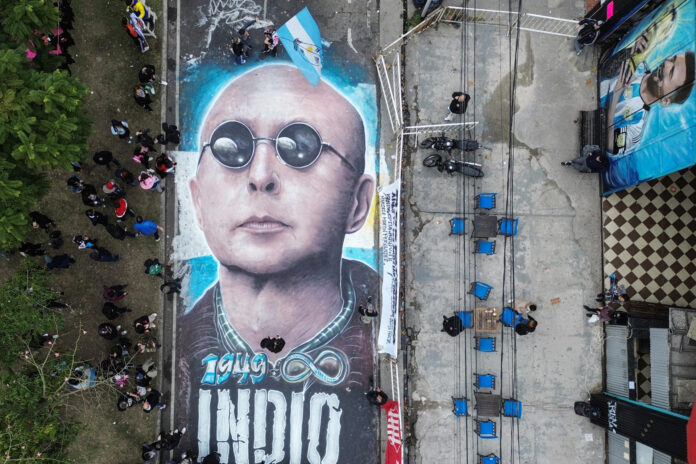 Fotografía aérea de una pintura del cantante argentino Carlos Alberto 'Indio' Solari, quien murió el pasado viernes, durante la multitudinaria despedida del artista, este 7 de junio, cerca al Polideportivo Municipal Gatica, en Avellaneda (Argentina). EFE/STR
