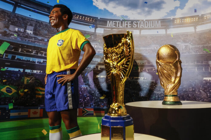 Fotografía que muestra una escultura del legendario futbolista brasileño Pelé exhibida en el Museo AquaRio en Río de Janeiro (Brasil). EFE/ Antonio Lacerda
