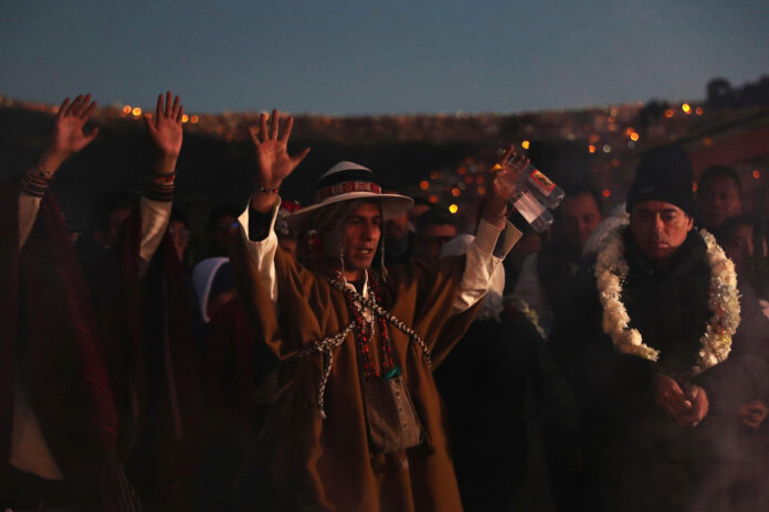 Un grupo de aimaras participan en la fiesta del retorno del sol, 'Willka Kuti', 5534 o Año Nuevo Andino este domingo, en La Paz (Bolivia). EFE/Luis Gandarillas
