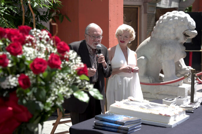 El fotógrafo Lawrence Schiller habla durante la conmemoración del centenario de Marilyn Monroe este lunes, en el TCL Chinese Theatre en Los Ángeles (Estados Unidos). EFE/ Omar Alonso
