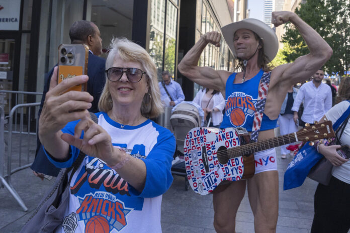Aficionados de los Knicks se toman fotografías este lunes, previo al tercer juego de las finales de la NBA entre Knicks y Spurs a las afueras del Madison Square Garden en Nueva York (EE.UU). EFE/ Ángel Colmenares
