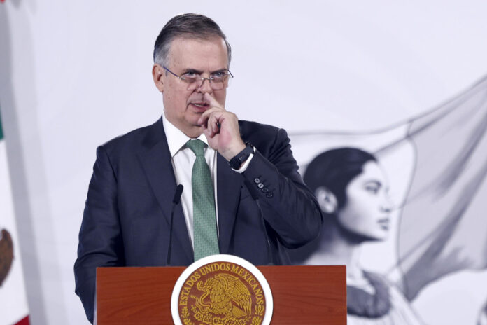 El secretario de Economía, Marcelo Ebrard, habla durante una rueda de prensa este miércoles en Palacio Nacional de la Ciudad de México (México). EFE/Sáshenka Gutiérrez
