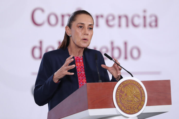 La presidenta de México, Claudia Sheinbaum, habla durante una rueda de prensa este lunes, en el Palacio Nacional de Ciudad de México (México). EFE/Mario Guzmán
