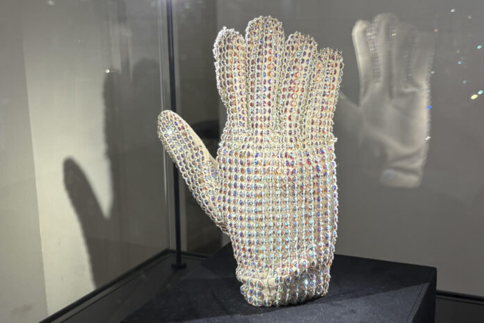 - Un par de guantes forrados con joyas de Swarovski que Michael Jackson portó en un ensayo para su concierto del 14 de julio de 1988 en el Estadio de Wembley en Londres fue subastado este miércoles en París por 113.737 euros, informó la casa Aguttes. Se trata del objeto más caro vendido en la subasta de la cuarentena de emblemáticos objetos del cantante estadounidense (1958-2009), procedentes de coleccionistas particulares, que se subastaron hoy. 