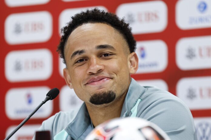 El suizo Noah Okafor habla durante una rueda de prensa de la selección nacional de fútbol de Suiza en el SDJA en San Diego, California, EE.UU. EFE/EPA/PETER KLAUNZER
