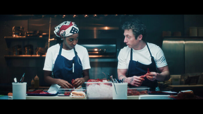 Ayo Edebiri (izqda) como Sydney Adamu y Jeremy Allen White como Carmen 'Carmy' Berzatto en una imagen de la quinta temporada de 'The Bear. EFE/CEDIDA POR FX/SOLO USO EDITORIAL.

