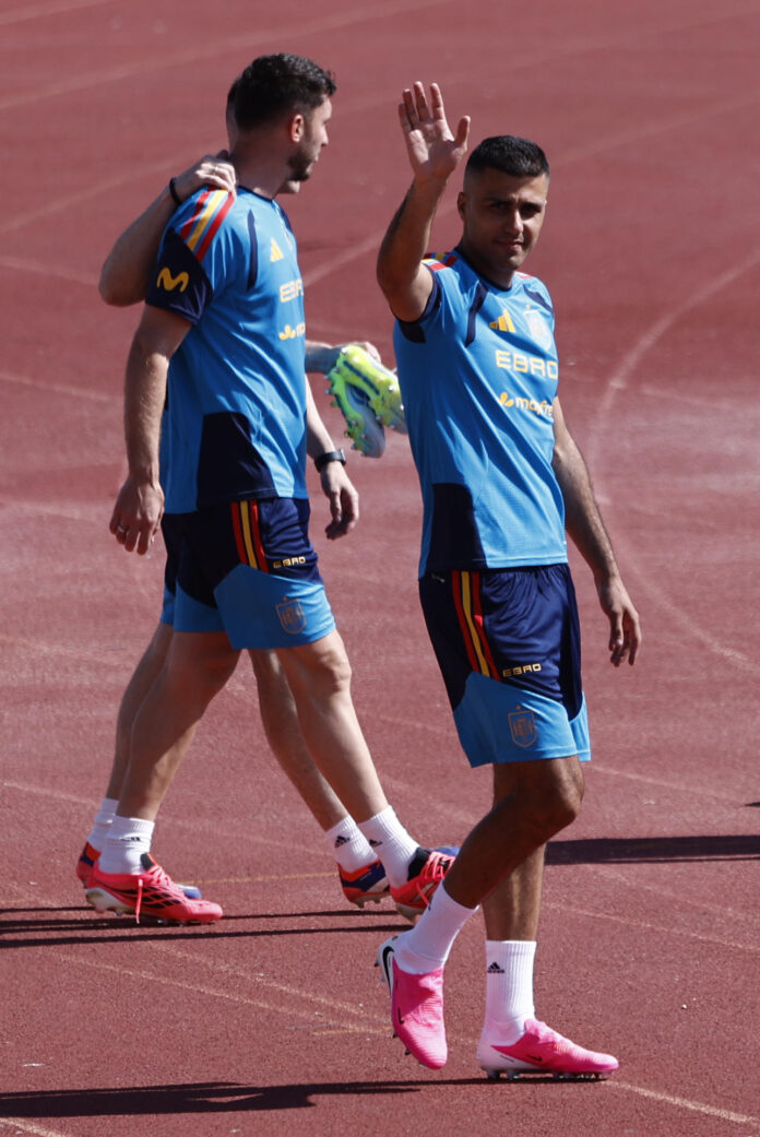 El centrocampista de la selección española de fútbol Rodrigo Hernández. EFE/Sergio Pérez
