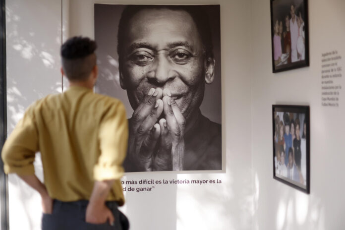 Una persona observa una fotografía de Pelé este jueves, dentro de la sede de la Conferencia Interamericana de Seguridad Social (CISS) en Ciudad de México (México). EFE/ Sáshenka Gutiérrez
