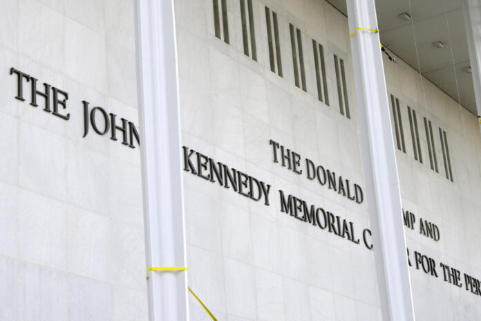 Fotografía de la fachada del 'The John F. Kennedy Memorial Center for the Performing Arts', en Washington (Estados Unidos). Imagen de archivo. EFE/ Lenin Nolly
