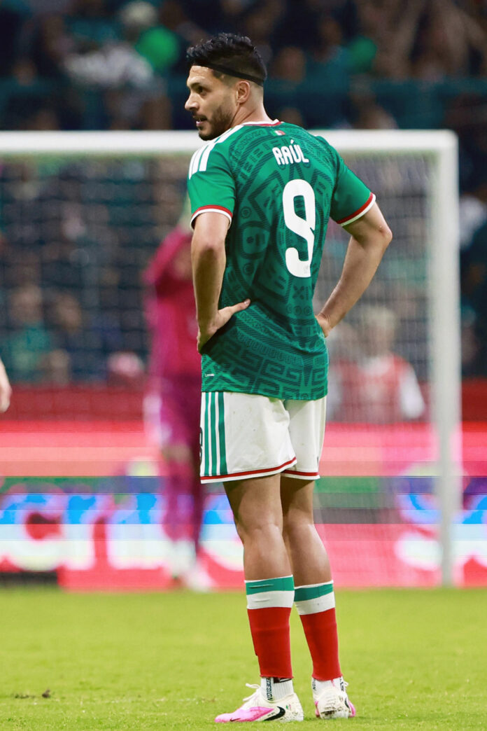 Fotografía del 4 de junio de 2026 del jugador de México Raúl Jiménez durante un partido amistoso entre México y Serbia previo al Mundial de la FIFA 2026 en el estadio Nemesio Diez de Toluca (México). EFE/Felipe Gutiérrez
