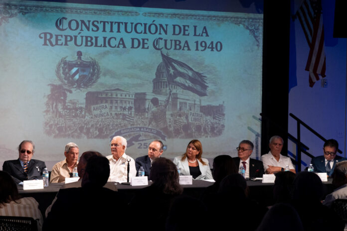 Fotografía cedida por el Miami Dade College (MDC) que muestra a líderes del exilio cubano durante una reunión para defender la vigencia de la Constitución de 1940 como fundamento jurídico e histórico de una eventual transición democrática en Cuba, este lunes en el Museo Cubano de la Diáspora en Miami, Florida (Estados Unidos). EFE/ Miami Dade College SÓLO USO EDITORIAL /SOLO USO EDITORIAL/ NO VENTAS/ SOLO DISPONIBLE PARA ILUSTRAR LA NOTICIA QUE ACOMPAÑA (CRÉDITO OBLIGATORIO) NO VENTAS
