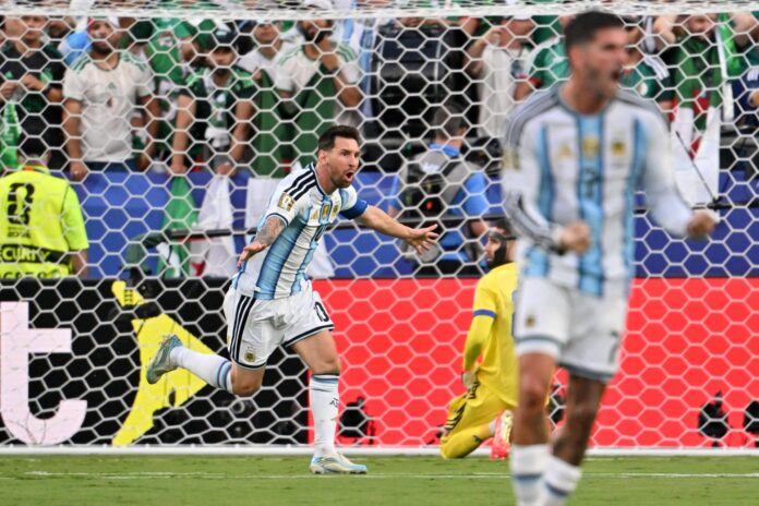 Lionel Messi selló este martes la victoria de Argentina en la edición 23 del Mundial con un triplete que lo encumbra con 16 como máximo goleador de todas las copas al lado del alemán Miroslav Klose. EFE/EPA/AMY KONTRAS

