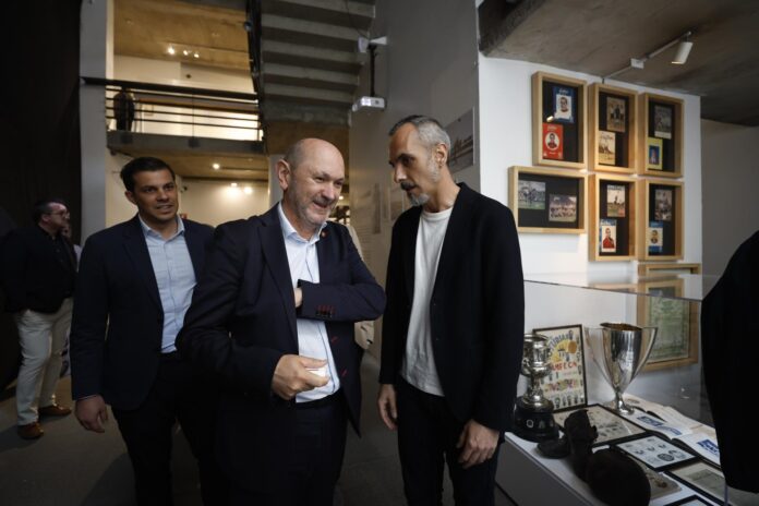 El presidente de la Real Federación Española de Fútbol, Rafael Louzán (c), recorre la exposición ‘Cuando España jugó en México’ este miércoles, en Ciudad de México (México). EFE/ Sáshenka Gutiérrez
