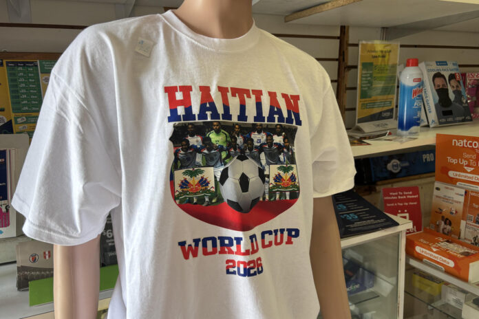 Fotografía que muestra una camiseta alusiva a Haiti este martes, en el barrio de Little Haiti en Miami (EE.UU.). EFE/ Hugo Barcia
