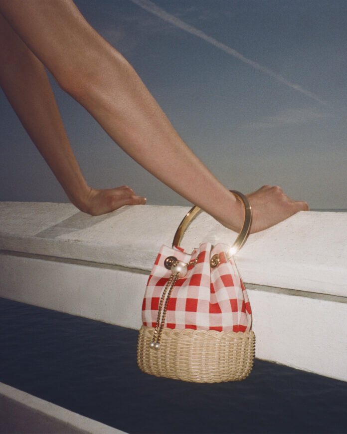 Vista del bolso bombonera de Jimmy Choo con cuadros de vichy. El calor lo cambia todo, los tejidos son ligeros y fluidos, el 'uniforme' de trabajo se puede confundir con el ocio, el color sube tanto como la temperatura y el calzado y los complementos dejan un poso de relajación y artesanía tan apetecible que se convierten en imprescindibles. EFE/Jimmy Choo / SOLO USO EDITORIAL/SOLO DISPONIBLE PARA ILUSTRAR LA NOTICIA QUE ACOMPAÑA (CRÉDITO OBLIGATORIO)
