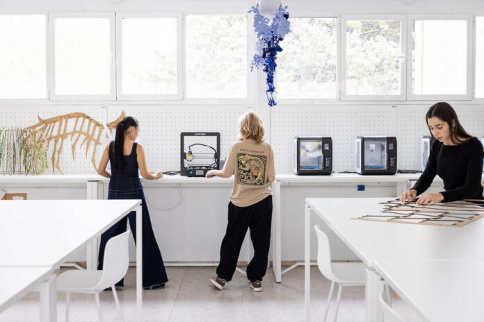 El Centro Superior de Diseño de Moda, adscrito a la Universidad Politécnica de Madrid (UPM) y que imparte grado, doctorado y máster a los futuros talentos del diseño, celebra sus 40 años en una nueva ubicación, en el histórico edificio que tiene la universidad en el parque del Retiro. EFE
