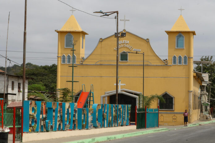 Fotografía de archivo que muestra un área de la comunidad rural Bajada de Chanduy, provincia de Santa Elena (Ecuador). EFE/Jonathan Miranda

