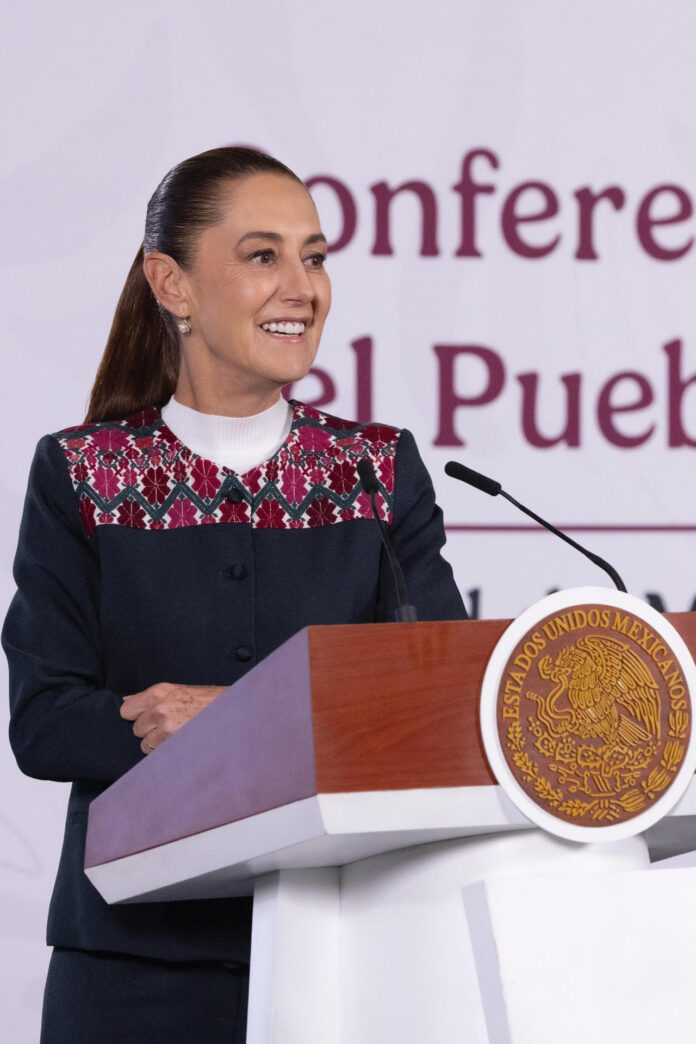 Fotografía cedida por la Presidencia de México de su mandataria Claudia Sheinbaum durante una rueda de prensa este jueves, en el Palacio Nacional de Ciudad de México (México). EFE/ Presidencia de México /SOLO USO EDITORIAL/NO VENTAS/SOLO DISPONIBLE PARA ILUSTRAR LA NOTICIA QUE ACOMPAÑA (CRÉDITO OBLIGATORIO)
