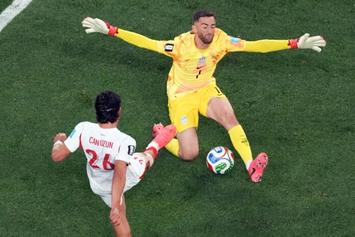 El guardameta Matt Turner (c) neutraliza un ataque del turno Can Uzun en el partido que selló la última jornada del Grupo D del Mundial en Los Ángeles. EFE/EPA/SCOTT STRAZZANTE
