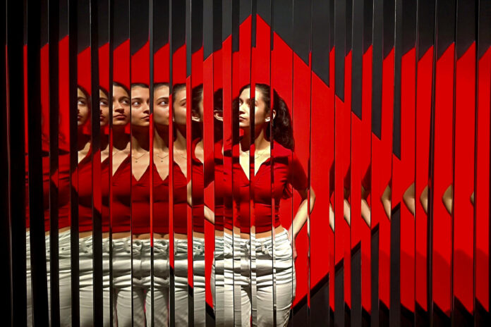 Detalle de la obra 'Láminas reflectantes' de Julio Le Parc en la Tate Modern en Londres. La Tate Modern inaugurará el 11 de junio una exposición con más de 60 piezas del argentino Julio Le Parc (1928-2026). La muestra recorre siete décadas de trayectoria de un artista al que el museo define como un 