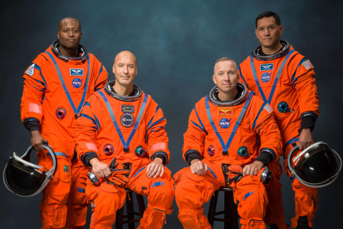 Fotografía cedida por la NASA de los integrantes de la tripulación de la misión Artemis III, de izquierda a derecha, Andre Douglas, Luca Parmitano, Randy Bresnik, y Frank Rubio. EFE/Bill Stafford/NASA /SOLO USO EDITORIAL /NO VENTAS /SOLO DISPONIBLE PARA ILUSTRAR LA NOTICIA QUE ACOMPAÑA /CRÉDITO OBLIGATORIO
