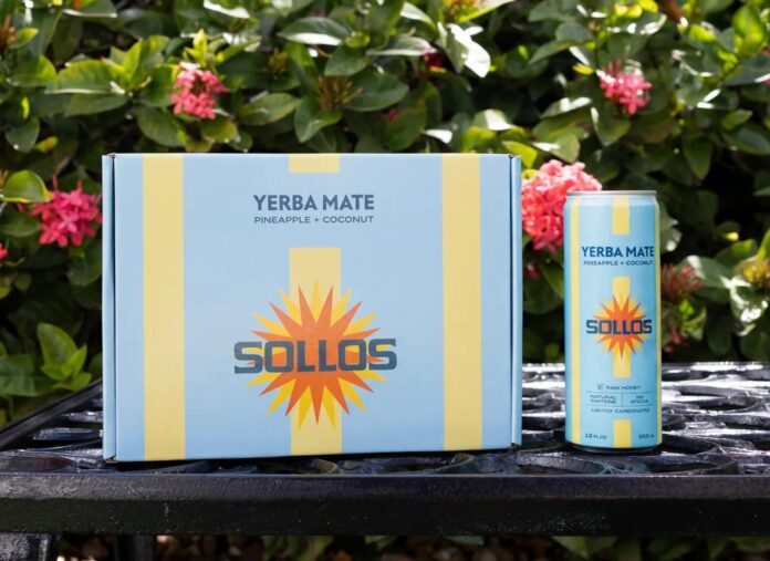 Imagen de una caja de marca de bebidas de yerba mate SOLLOS, lanzada por Barron Trump, el hijo menor del presidente estadounidense, Donald Trump, e inspirada en la palabra Sol en español, que sale con un precio de 39 dólares por un paquete de 12 latas. EFE/Sollos /SOLO USO EDITORIAL /NO VENTAS /SOLO DISPONIBLE PARA ILUSTRAR LA NOTICIA QUE ACOMPAÑA /CRÉDITO OBLIGATORIO
