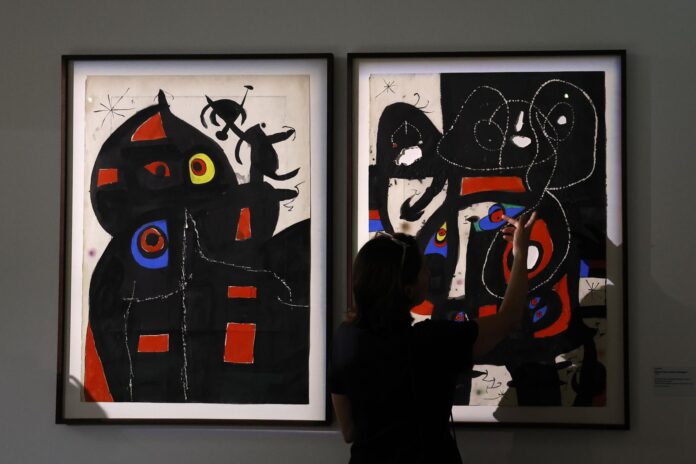 Un periodista observa las obras del artista catalán Joan Miró expuestas en la muestra «Joan Miró, Mallorca: el taller de los sueños» durante una visita previa para la prensa en el Museo de Arte Hyacinthe Rigaud de Perpiñán, en el sur de Francia, el 26 de junio de 2026 (publicado el 27 de junio de 2026). Una importante exposición que reúne alrededor de 100 obras del reconocido artista español Joan Miró, entre las que se incluyen pinturas, objetos, fotografías panorámicas y material audiovisual, se celebra del 27 de junio al 31 de diciembre de 2026. EFE/EPA/GUILLAUME HORCAJUELO
