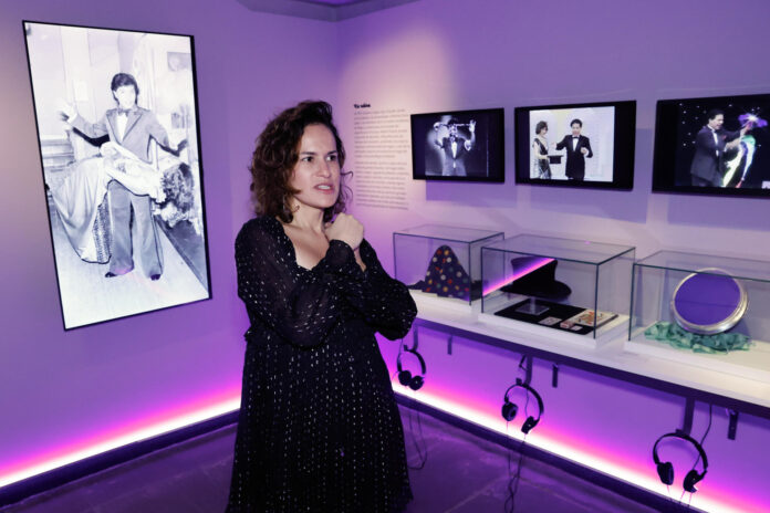 Maria Paula Lorgia, hija del ilusionista Gustavo Lorgia, habla durante la inauguración de la exposición 'Por arte de magia' este miércoles, en Bogotá (Colombia). EFE/ Mauricio Dueñas Castañeda
