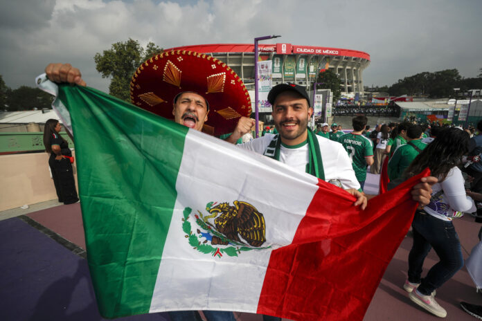 Aficionados animan previo a la inauguración del Mundial de la FIFA 2026 este jueves, en el estadio de Ciudad de México (México). EFE/Isaac Esquivel
