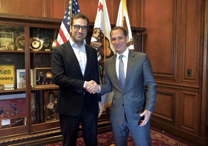 Fotografía cedida por la oficina de prensa del vicepresidente primero y ministro de Economía, Comercio y Empresa de España, Carlos Cuerpo (i), donde aparece saludando al alcalde de San Francisco, Daniel Lurie (d), durante una reunión realizada este jueves en San Francisco, California (EE.UU.). EFE/Ministerio de Economía España /SOLO USO EDITORIAL /NO VENTAS /SOLO DISPONIBLE PARA ILUSTRAR LA NOTICIA QUE ACOMPAÑA /CRÉDITO OBLIGATORIO

