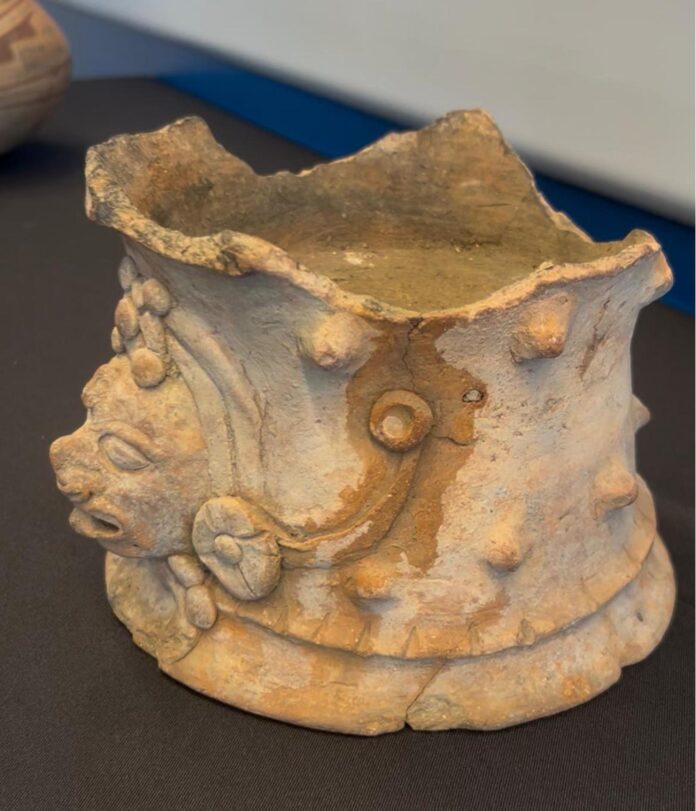 Fotografía cedida por el Consulado de México en Nueva York de un brasero antropomorfo de estilo maya procedente de la península de Yucatán (en el sureste de México) que data del periodo Clásico, entre los años 200 y 900 d.C. y restituida este jueves, por Estados Unidos. EFE/Consulado de México en Nueva York /SOLO USO EDITORIAL /NO VENTAS /SOLO DISPONIBLE PARA ILUSTRAR LA NOTICIA QUE ACOMPAÑA /CRÉDITO OBLIGATORIO
